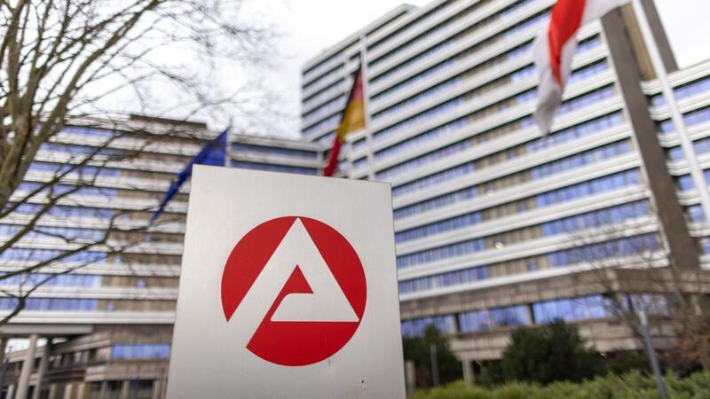 Zahl der Arbeitslosen in Deutschland sinkt leicht Die Bundesagentur für Arbeit (BA) in Nürnberg. Die Arbeitslosenquote ist leicht gesunken.