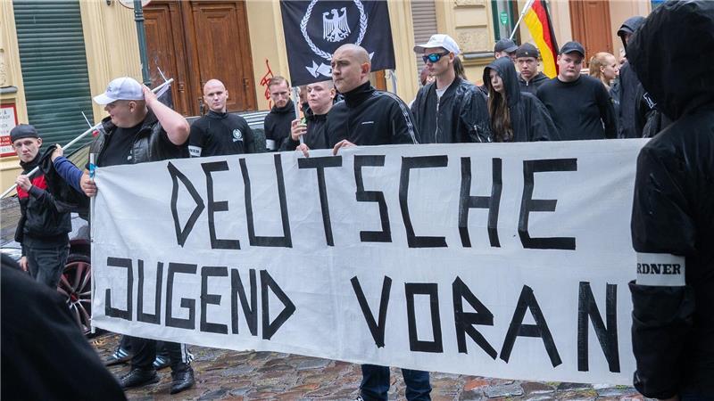 Gewalt von Linken und Rechten nimmt zu Die Bundesanwaltschaft hat im Mai Räume von mutmaßlichen Mitgliedern der Gruppen „Jung und Stark“ und „Deutsche Jugend Voran“ in zwölf Bundesländern durchsuchen lassen. Ihnen wird Bildung oder Mitgliedschaft in einer kriminellen Vereinigung vorgeworfen. (Archivfoto)
