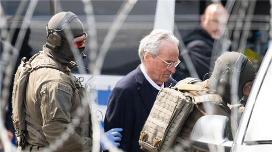 Die Bundesanwaltschaft legt den insgesamt neun Beschuldigten im Prozess gegen die mutmaßliche „Reichsbürger“-Gruppe um Prinz Reuß unter anderem die Mitgliedschaft in einer terroristischen Vereinigung zur Last.