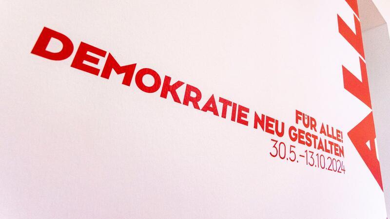 Die Bundeskunsthalle in Bonn zeigt die Ausstellung „Für alle! Demokratie neu gestalten“ bis zum 13.10.2024.