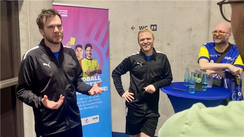 Handball-Schiedsrichter: Zwischen Leidenschaft und lautstarker Kritik Die Bundesliga-Schiris Christopher Hillebrand (links) und Stefan Umbescheidt im Gespräch mit ihren Kollegen von der Basis.