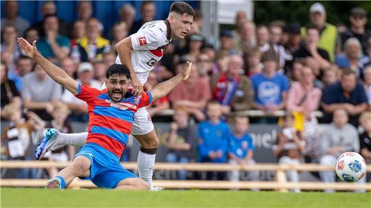 Die Bundesligaprofis vom FC St. Pauli können Allah Aid Hamid nur durch Fouls stoppen.