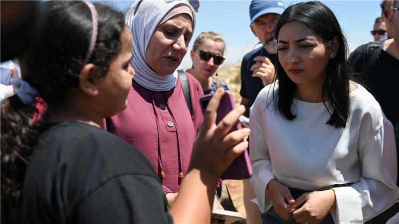Die Bundesministerin tauschte sich im Westjordanland mit einer Familie aus.