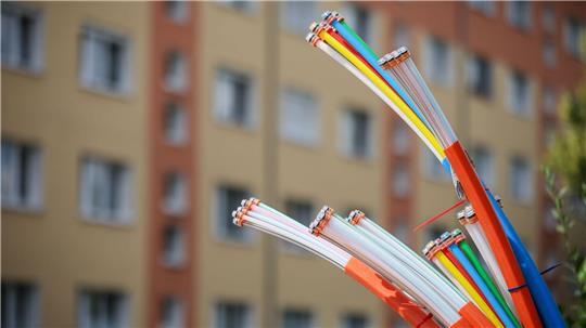 Die Bundesnetzagentur sieht kein wettbewerbswidriges Verhalten der Deutschen Telekom beim Glasfaserausbau. (Archivbild)