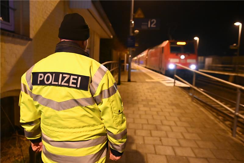 Schreiende Frau sorgt für Polizeieinsatz am Bahnhof Harburg Die Bundespolizei auf Streifengang am Bahnhof (Symbolbild). Foto: Jonas Walzberg/dpa