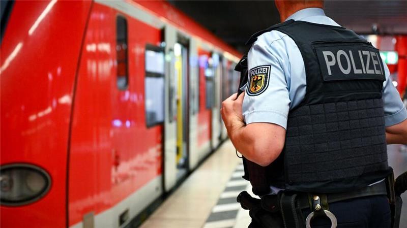 Die Bundespolizei erfasste in den ersten zehn Monaten 2024 mehr Straftaten in Bahnhöfen und in Zügen (Archivbild).