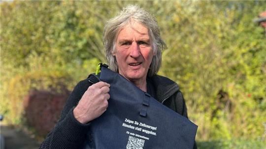 Die Bundespolizei hat Michael Quelle einen Rucksack geschenkt, mit dem sie für Zivilcourage wirbt.