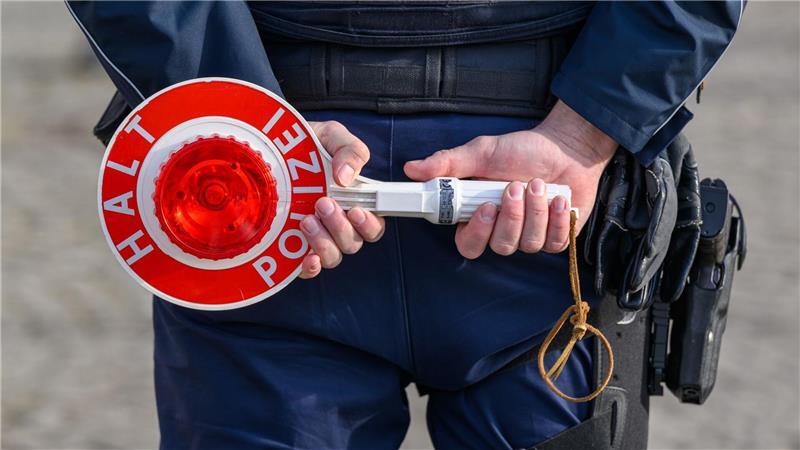 Bei Grenzkontrolle erwischt: Zulassungsplakette selbstgemalt Die Bundespolizei hat ein Auto mit Anhänger mit einer selbstgemalten Plakette an der deutsch-dänischen Grenze angehalten. (Symbolbild)