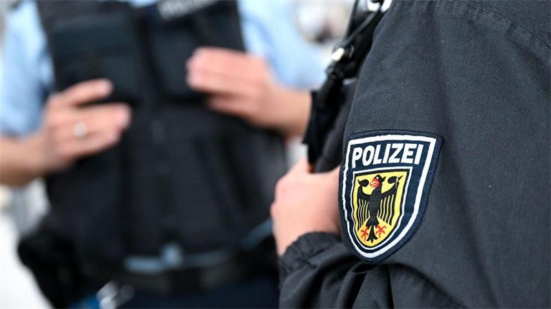 Die Bundespolizei hat einen 26-Jährigen mit einer Softair-Waffe in einem Zug gestellt. (Symbolbild)