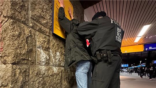 Die Bundespolizei hat für dieses Wochenende am Hamburger Hauptbahnhof ein temporäres Waffenverbot verhängt. Foto: Steven Hutchings/dpa