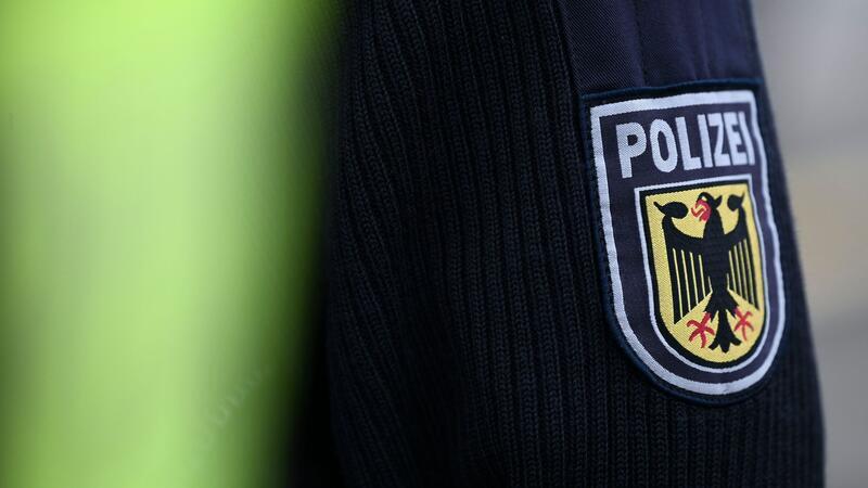 Die Bundespolizei holt einen falschen Bahnmitarbeiter aus einem Zug in Lüneburg. (Symbolbild)