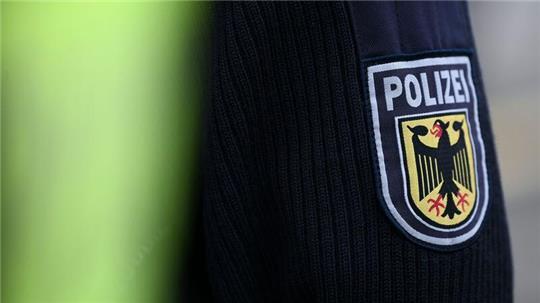 Die Bundespolizei holt einen falschen Bahnmitarbeiter aus einem Zug in Lüneburg. (Symbolbild)