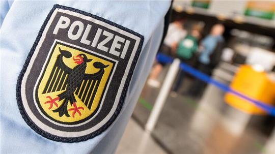 Die Bundespolizei in Hamburg untersagt im Januar das Mitführen von Waffen an den größten Bahnhöfen und in S-Bahnen. (Symbolbild)