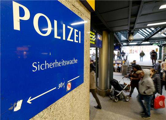 Die Bundespolizei ist am Karfreitag in Hamburg auf einen 29-jähriger Mann aufmerksam geworden, der gegen die Fassade des Hauptbahnhofes urinierte (Symbolbild). Foto: dpa-Bildfunk