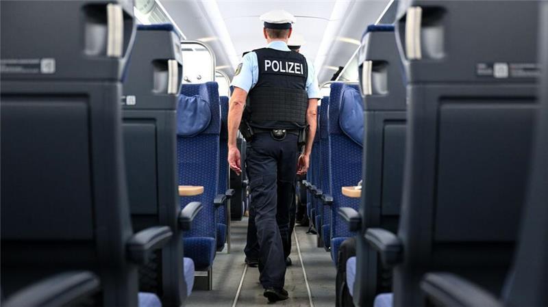 Fußballfans im Zug: Wenn die Reise eskaliert Die Bundespolizei ist immer wieder im Einsatz, wenn Fans auf Reisen gehen.
