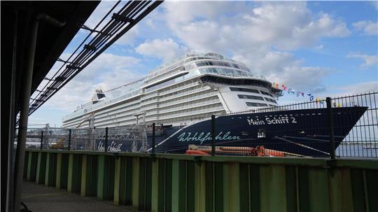 Die Bundespolizei kontrolliert Besatzungsmitglieder der „Mein Schiff 2“ und meldet gleich zwei Fahn dungserfolge.