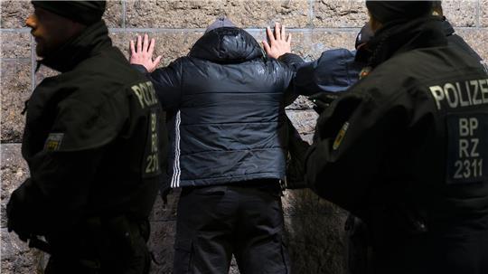 Die Bundespolizei kontrolliert am Hauptbahnhof in Hamburg.