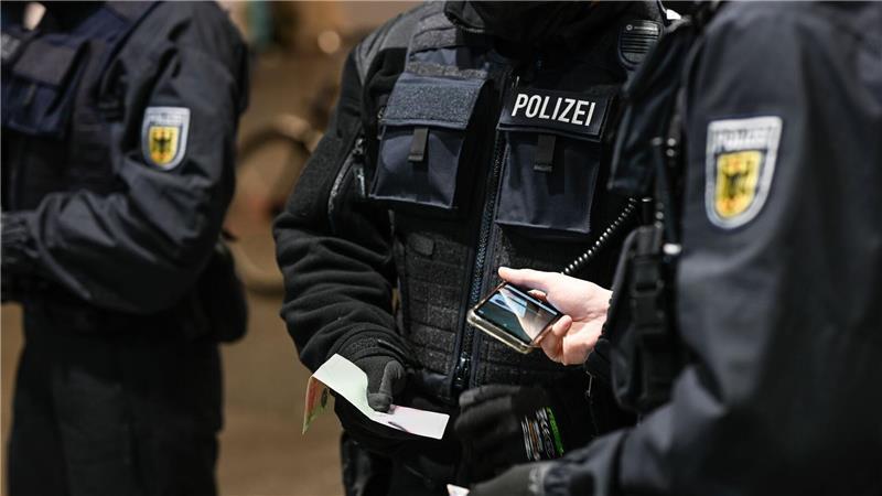 Polizeikontrollen an Bahnhöfen in Hamburg, Bremen und Hannover Die Bundespolizei kontrollierte bei Hunderten Personen die Ausweispapiere. (Symbolfoto)