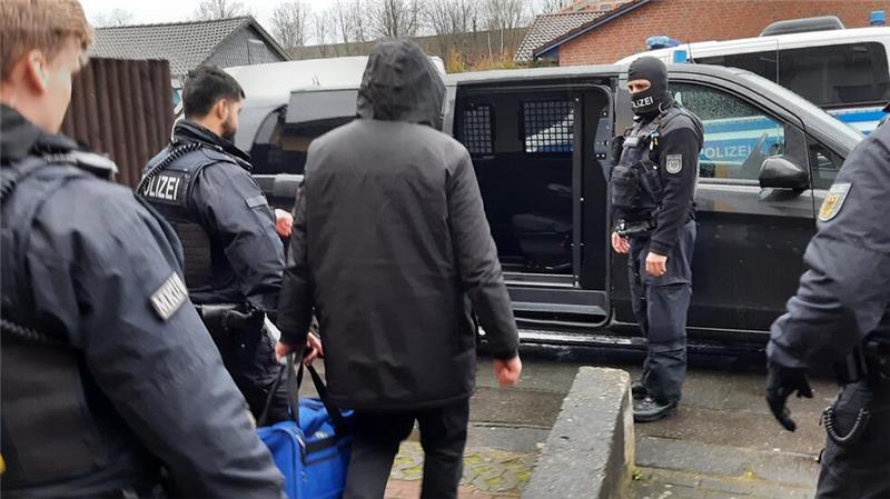 Auch in Stade: Razzien gegen Schleuserbande - Fünf Festnahmen Die Bundespolizei nimmt den Kopf der Schleuserbande fest.