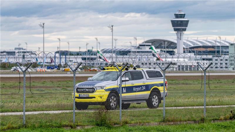 Die Bundespolizei sprach von zwei Drohnensichtungen im Bereich der Nord- und der Südbahn. 
