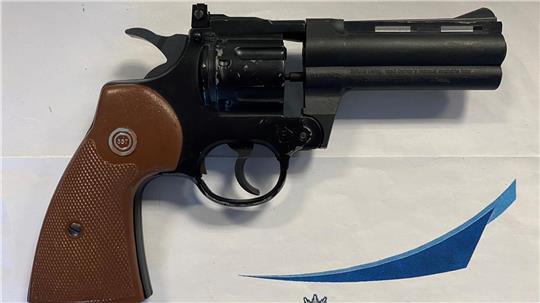 Die Bundespolizei stellte bei dem Mann eine Druckluftwaffe sicher.