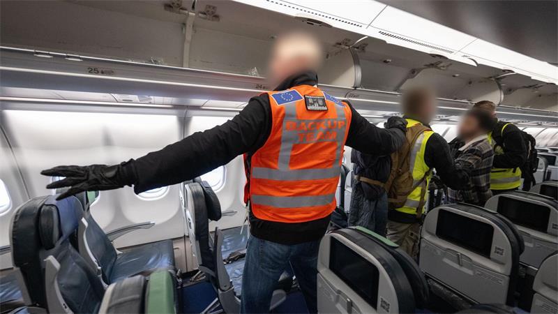 Was wird aus der EU-Grenzschutzbehörde Frontex? Die Bundespolizei und Mitarbeiter von Frontex begleiten einen Abschiebeflug nach Pakistan. (Archivbild)