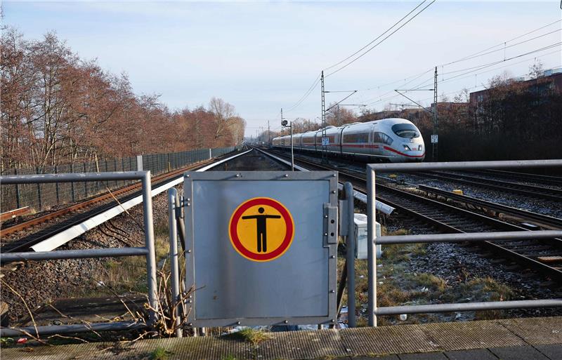 Von Zug erfasst: Bundespolizei ermittelt gegen Zwillingsschwester Die Bundespolizei warnt vor illegalen Foto- und Videoaufnahmen am Bahnsteig. Foto: dpa-Bildfunk