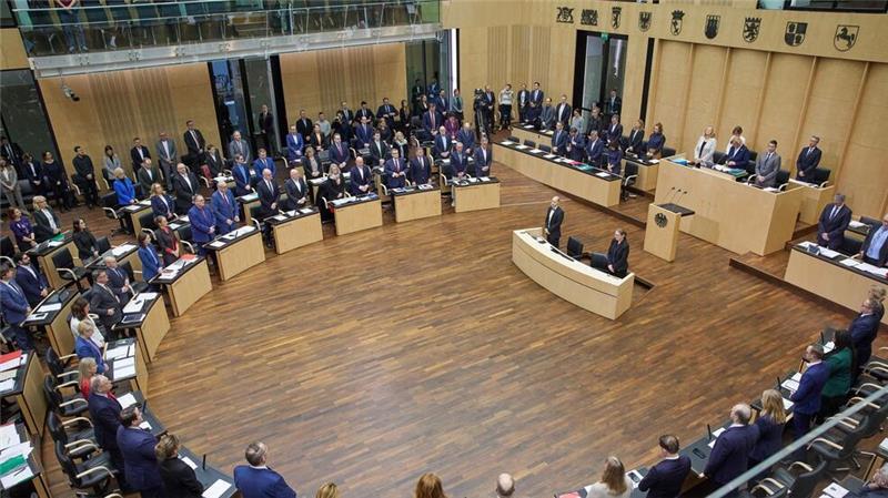 Bundesrat segnet Steuerentlastung und Deutschlandticket ab Die Bundesrats-Mitglieder erhoben sich zum Gedenken an die vom NS-Regime ermordeten Sinti und Roma.