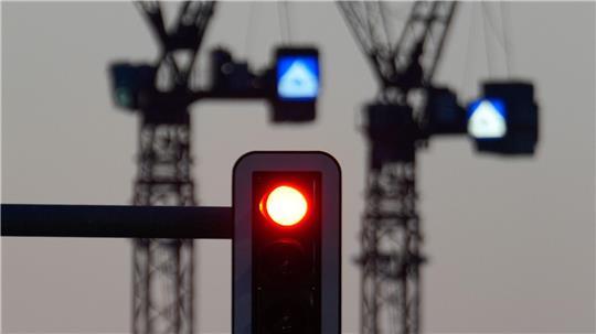 Die Bundesregierung erwartet einen deutlichen Konjunktur-Dämpfer im zweiten Quartal. (Archivbild)