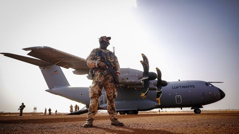 Die Bundesregierung hat nach dem Überfall Russlands auf die Ukraine ein Sondervermögen von 100 Milliarden Euro aufgelegt, um die mangelhaft ausgestattete Bundeswehr verteidigungsfähig zu machen.
