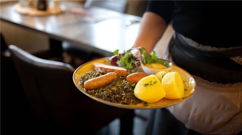Die Bundesregierung plant, die Mehrwertsteuer in der Gastronomie von Januar an zu senken. (Archivbild) 