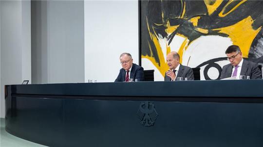 Die Bundesregierung will die Prüfung von Asylverfahren in Ländern außerhalb der Europäischen Union fortsetzen und bis Dezember konkrete Ergebnisse vorlegen.