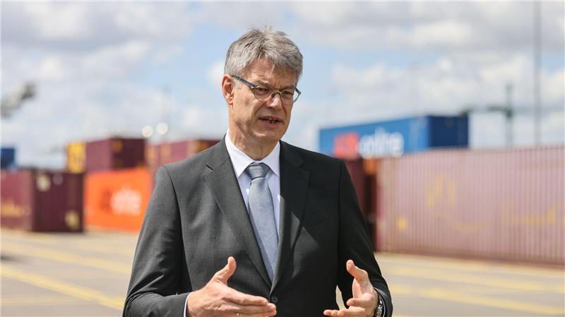 400 Millionen extra für klimaneutrale Schifffahrt und Häfen Die Bundesregierung will in den kommenden vier Jahren mit 400 Millionen Euro aus dem Klimafonds den klimafreundlichen Umbau von Häfen und Schiffen fördern, sagt Bundesverkehrsminister Patrick Schnieder (CDU).