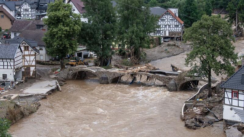 Die Bundesregierung will prüfen, ob sie auch 2024 die Schuldenbremse aussetzen kann. Dabei geht es zuerst um 2,7 Milliarden Euro an Fluthilfen für Opfer der Hochwasser-Katastrophe im Ahrtal.