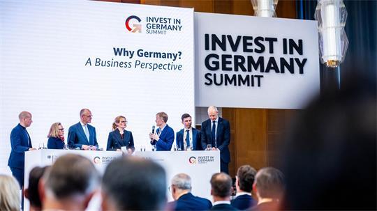 Die Bundesregierung wirbt um Milliarden-Investitionen: Bundeskanzler Friedrich Merz mit Panelteilnehmern beim „Invest in Germany“-Gipfel