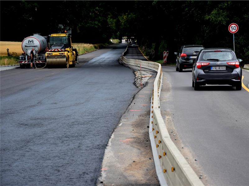 Die Bundesstraße B 74 bei Wiepenkathen als Einbahnstraße gen Stade: Links wird asphaltiert, rechts rollt der Verkehr über den neuen Radweg. Foto: Strüning