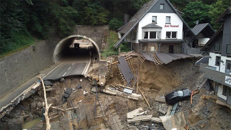 Die Bundesstraße durch das Ahrtal ist hinter einem Tunnel von der Sturzflut im Juli weggerissen worden. (Archivbild)