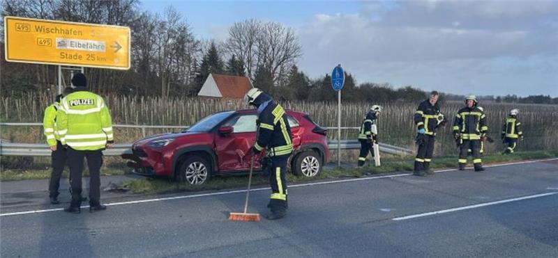Die Bundesstraße war für etwa 30 Minuten gesperrt.