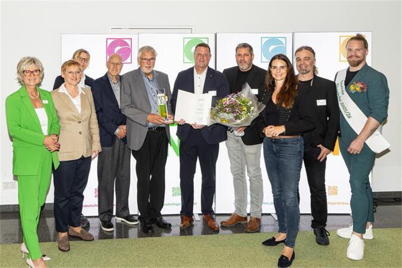 Apfelzüchter freuen sich über Auszeichnung: Ein Loblied auf den Pompur Die Bundestagsabgeordnete Vanessa Zobel (Dritte von rechts) und ZVG-Präsidentin Eva Kähler-Theuerkauf (links) gratulierten den Pompur-Schöpfern der ZIN und der Hochschule Osnabrück.