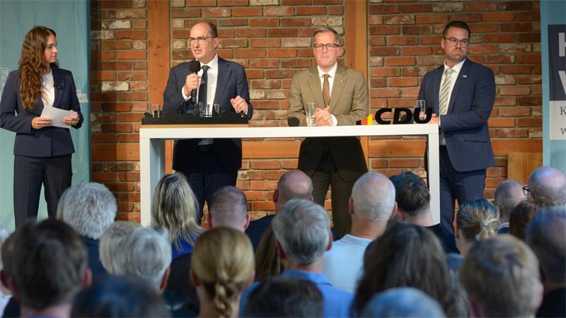 Polit-Prominenz: Bundesinnenminister Dobrindt stärkt CDU in Stade den Rücken Die Bundestagsabgeordnete Vanessa Zobel, Innenminister Alexander Dobrindt, Landrat Kai Seefried und Bürgermeisterkandidat Arne Kramer bei der Diskussion zum Thema Sicherheit (von links).