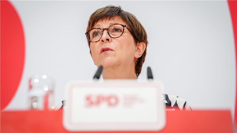 Die Bundestagsabgeordnete und SPD-Vorsitzende Saskia Esken informiert ausführlich über ihre Einkünfte auf ihrer Webseite.