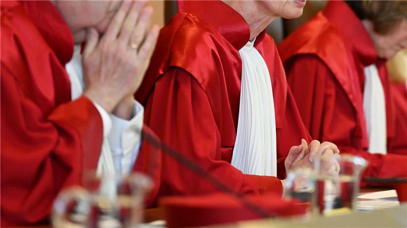 Die Bundesverfassungsrichterinnen und -richter sind bekannt für ihre roten Roben. (Archivbild)