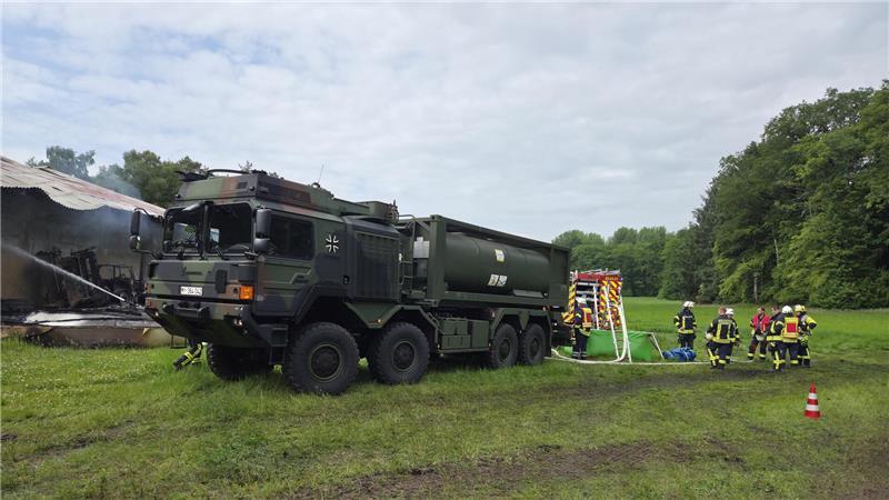 Die Bundeswehr aus Seedorf unterstützte die Feuerwehr mit einem Tankwagen.