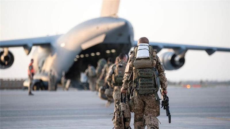 Seehofer, Scholz und Merkel Zeugen im Afghanistan-Ausschuss Die Bundeswehr hatte Afghanistan im Juni 2021 schneller als ursprünglich geplant verlassen. Sie folgte zeitlichen Vorgaben der USA. Im August 2021, als die Taliban - praktisch ohne Gegenwehr - Kabul einnahmen, beteiligte sich Deutschland an einem internationalen militärischen Evakuierungseinsatz. (Archivfoto)