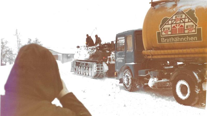 Die Bundeswehr kümmerte sich während der Schneekatastrophe von 1978/1979 darum, dass die Landwirte weiter mit Futter versorgt wurden.