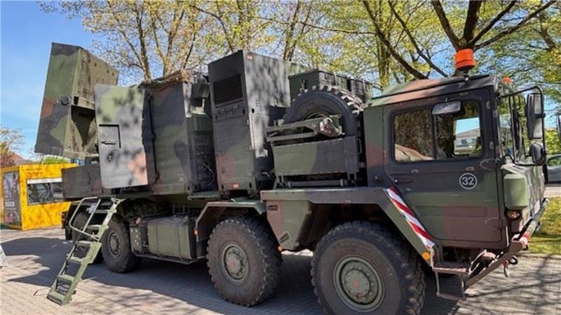 Die Bundeswehr stellt auf dem Altstadtparkplatz in Buxtehude das Radarsystem Cobra aus.