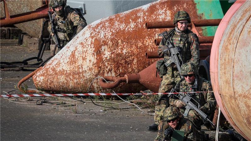 „Hunderte Angriffe pro Tag“ – Wie sicher sind norddeutsche Häfen? Die Bundeswehr übt die Verteidigung kritischer Infrastruktur im Hafen. (Archivbild)