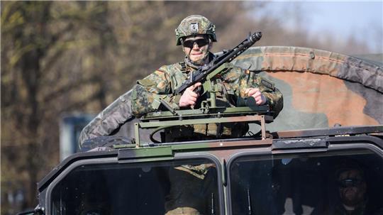 Die Bundeswehr verteidigt die Werte der Bundesrepublik. Das nehmen die Soldaten sehr ernst, so Militärseelsorger Thomas Nuxoll.