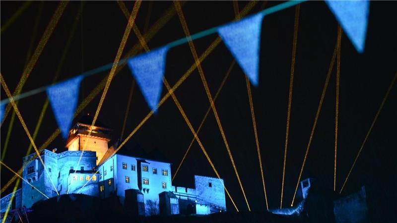 Die Burg Trenčín ist während des Eröffnungswochenendes der Kulturhauptstadt Europas Trenčín 2026 farbig beleuchtet.