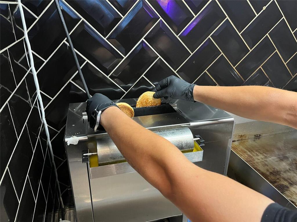 Die Burgerbrötchen hat Keyvan Riemer zusammen mit einem regionalen Bäcker entwic...